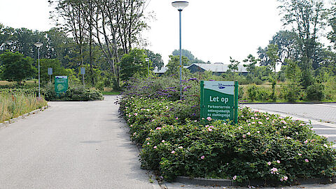 De parkeerterrein van de begraafplaats Eikenhof 